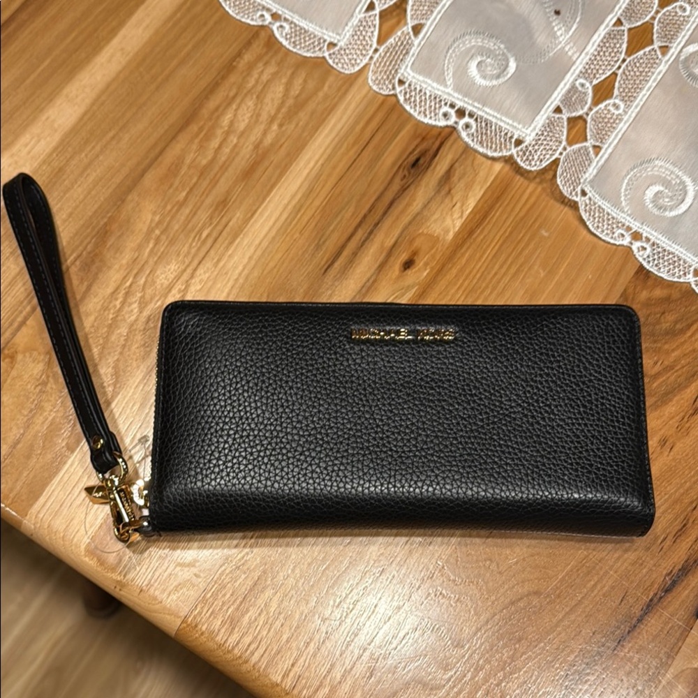 NWOT Michael Kors Black Pebbled Leather Wristlet